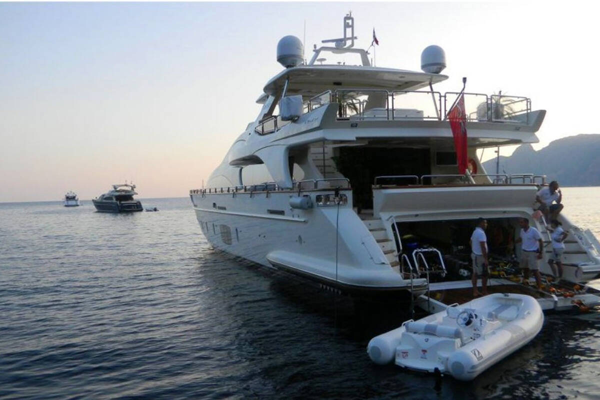 Экстерьер Azimut 105 - 2008 / 2012