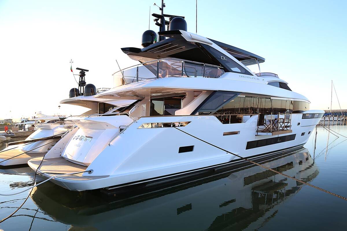 Экстерьер Dreamline 26m Akira