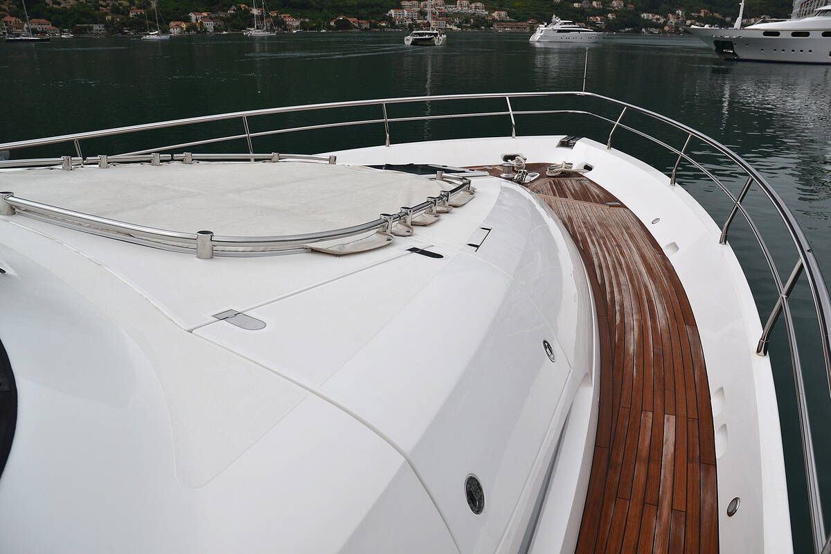 Носовая часть Fairline Squadron 78 (2011)