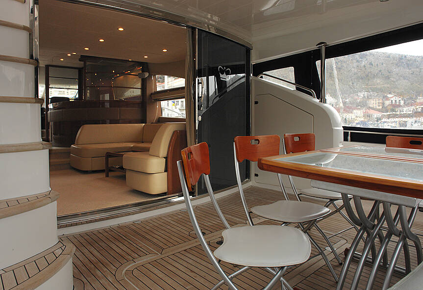 Кокпит Princess 67 (2007)