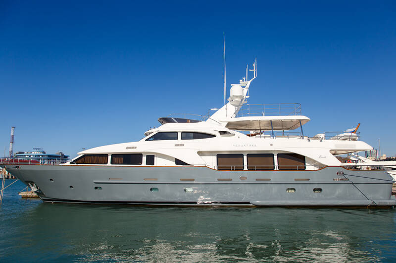 Экстерьер Benetti Tradition 100  M/Y "GALAKTIKA SKAY" 2009