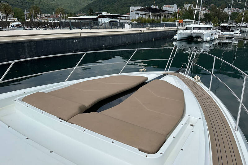 Лежаки для загорания в носовой части