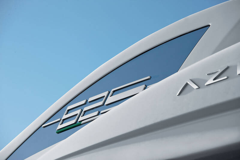 Логотип Azimut 63S Italia на борту