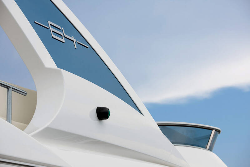 Лого на борту Azimut Flybridge 64