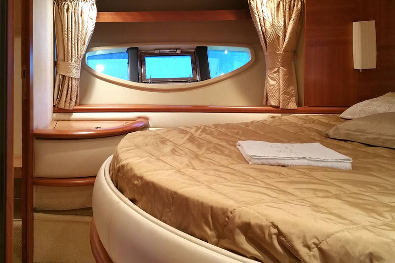 Носовая VIP  каюта