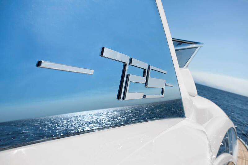 Лого на борту Azimut 72S