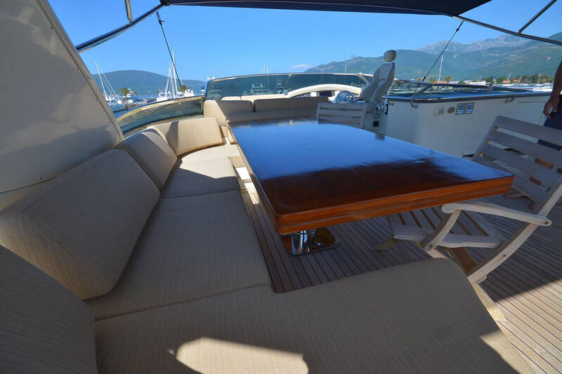 Обеденная зона на флайбридже