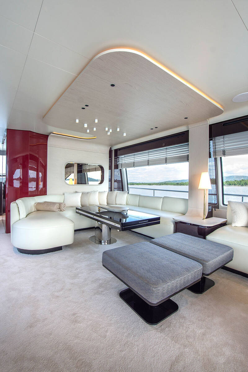 Версия планировки салона на главной палубе "Lounge"
