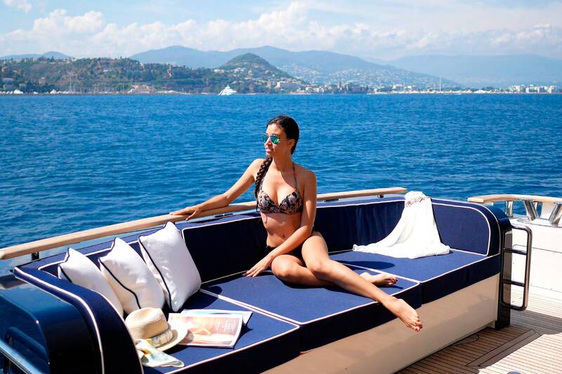 Зона отдыха в кормовой части флайбриджа M/Y LADY AMANDA