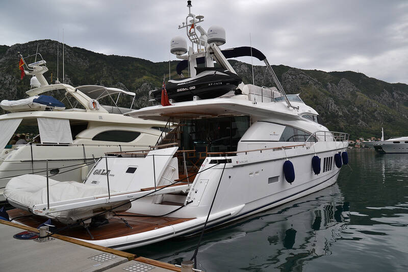Экстерьер Fairline Squadron 78 (2011)