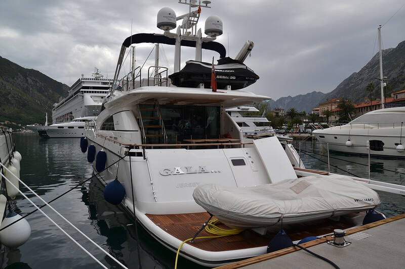 Экстерьер Fairline Squadron 78 (2011)