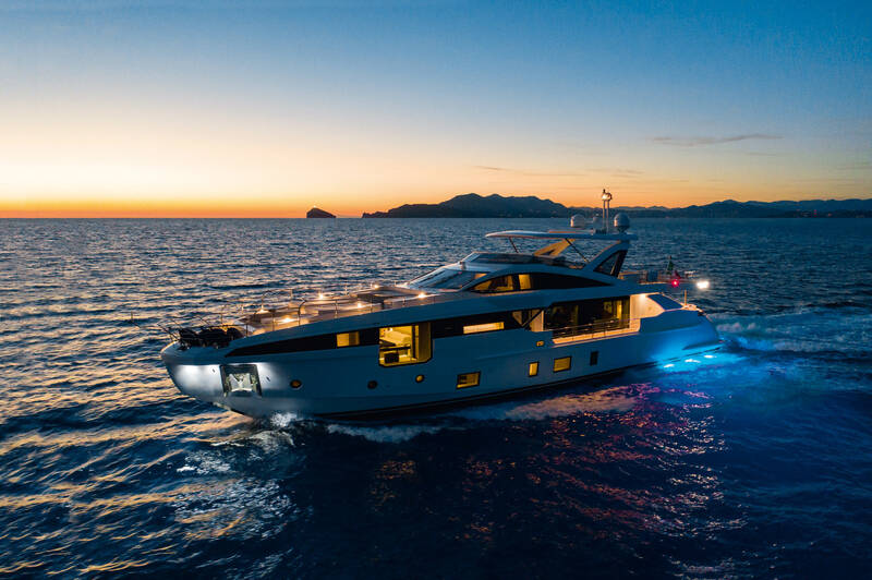 Экстерьер Azimut Grande 32 METRI