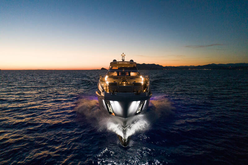 Экстерьер Azimut Grande 32 METRI