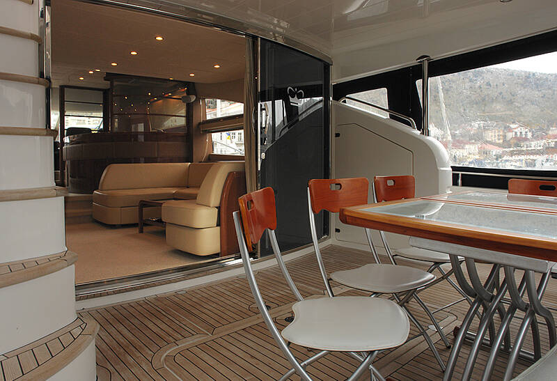 Кокпит Princess 67 (2007)